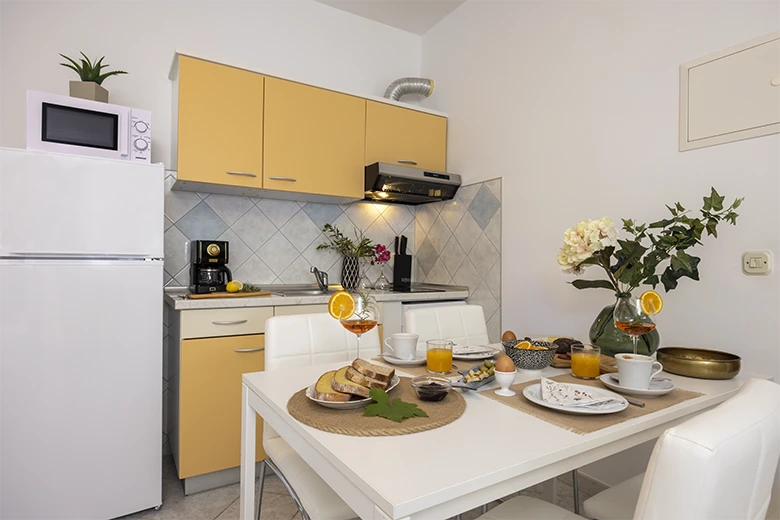 Apartments StoMarica, Brela - dining table