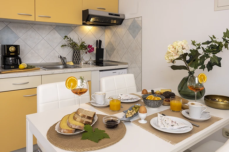 Apartments StoMarica, Brela - dining table