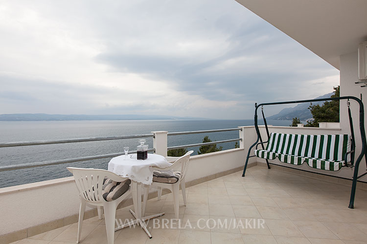 Large terrace with sea view in apartments Jakir - Brela Jakiru&scaron;a