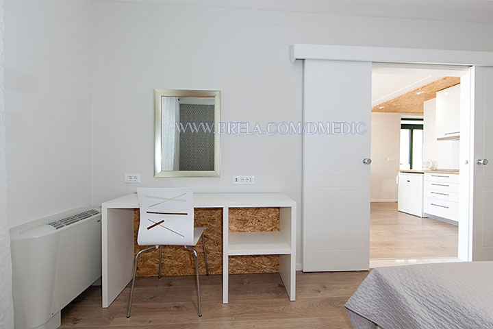 Apartments Juri�, Brela Soline - desk and mirror
