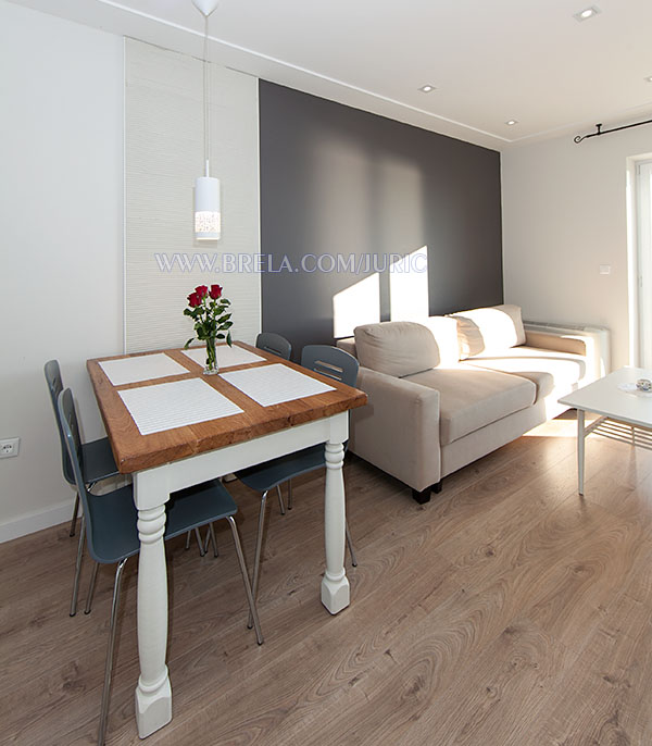 Apartments Juri�, Brela Soline - Esstisch und Sofa