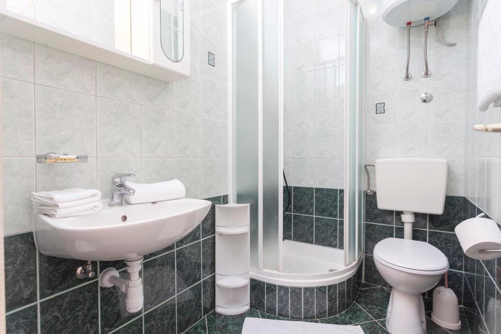 apartments Ledić, Brela - bathroom