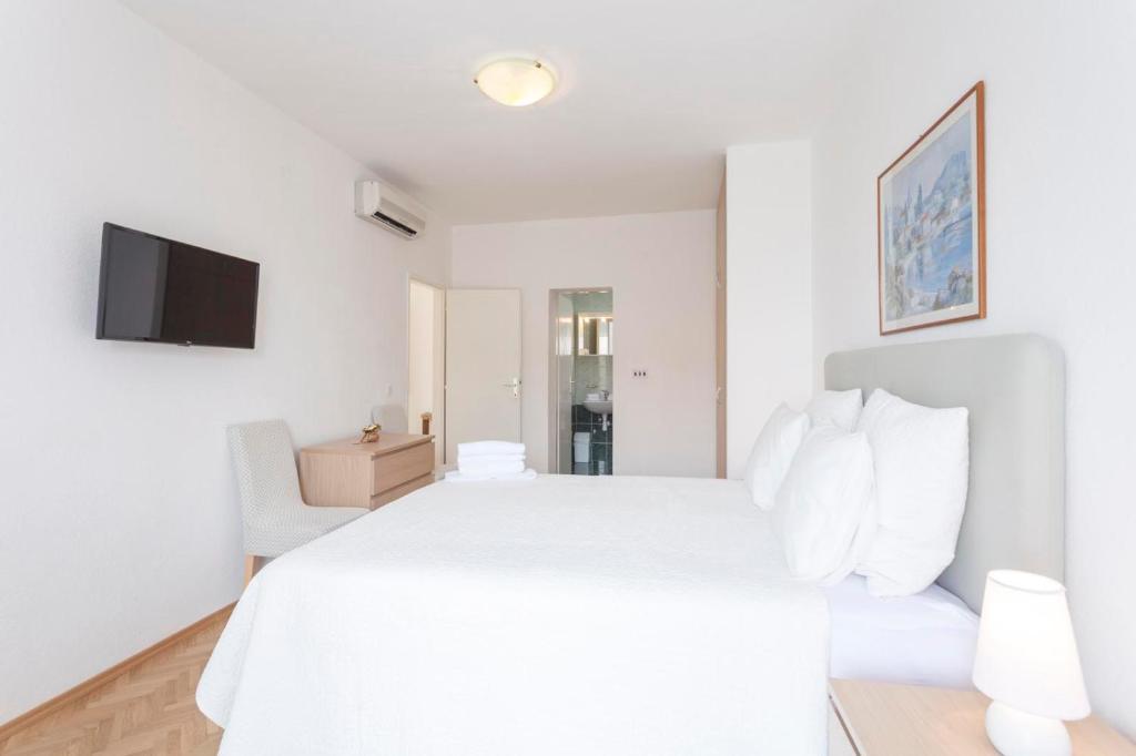 apartments Ledić, Brela - bedroom