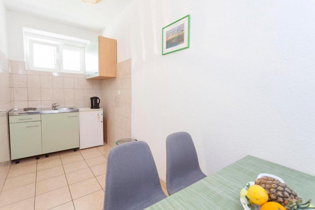 apartments Ledić, Brela - entrance in flower