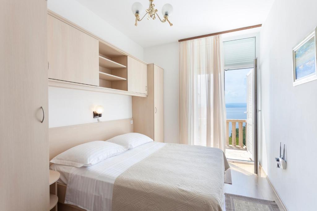 apartments Ledić, Brela - bedroom