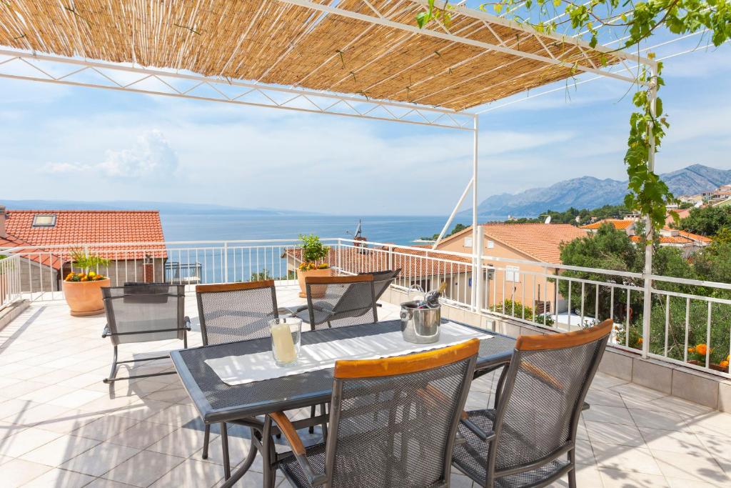 apartments Ledić, Brela - large terrace with wide sea view