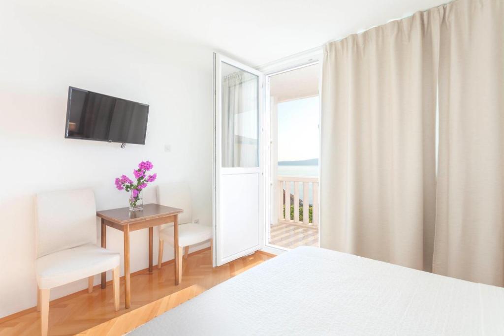 apartments Ledić, Brela - mountain side