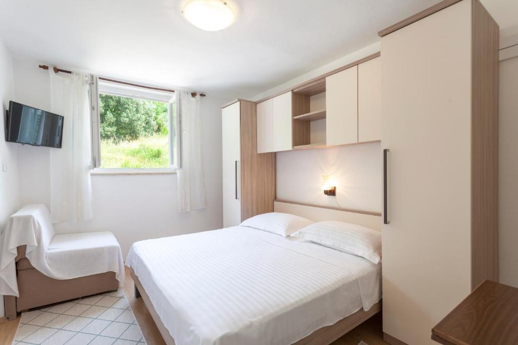 apartments Ledić, Brela - mountain side