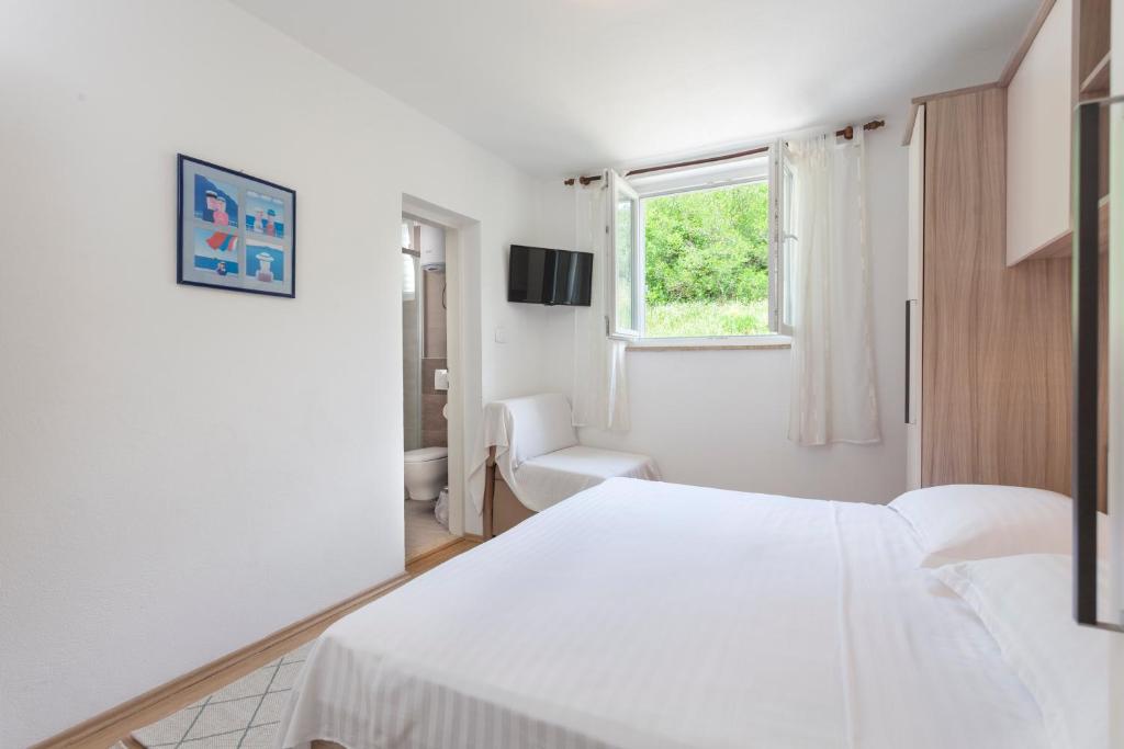 apartments Ledić, Brela - mountain side