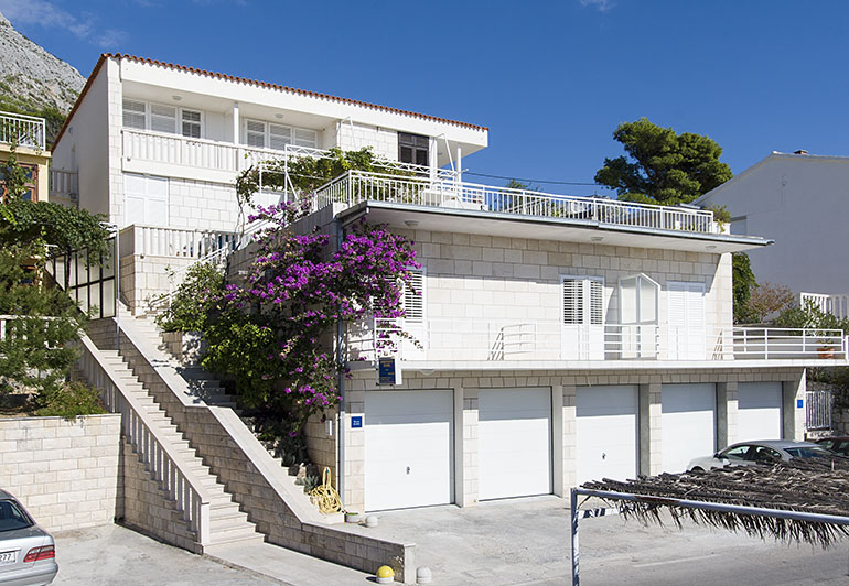 apartments Ledić, Brela, house