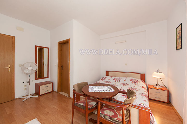 prva spava�a soba - first bedroom - erste schlafzimmer