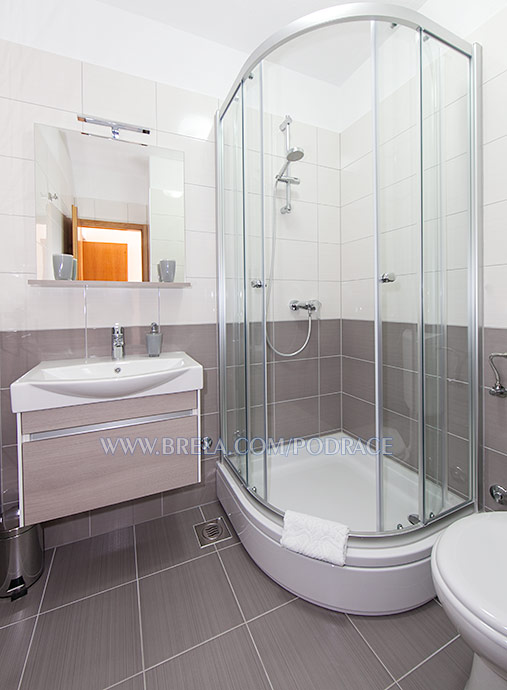 apartments Podra�e, Brela - Neven & Dubravko &Scaron;o&scaron;i�, bathroom