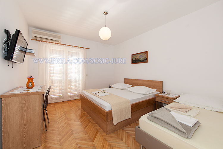 apartments Jure &Scaron;o&scaron;ić, Brela - bedroom