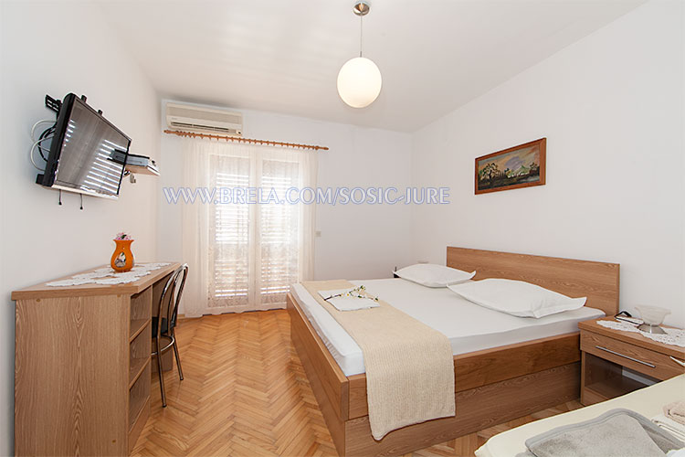 apartments Jure &Scaron;o&scaron;ić, Brela - bedroom
