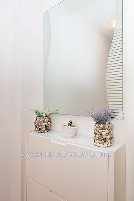 apartments Jure &Scaron;o&scaron;ić, Brela - mirror in the hall