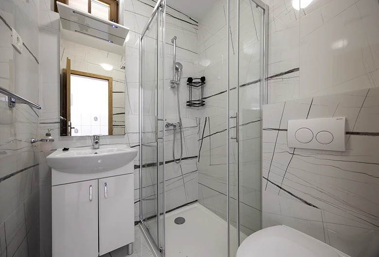 apartments Jure &Scaron;o&scaron;ić, Brela - bathroom