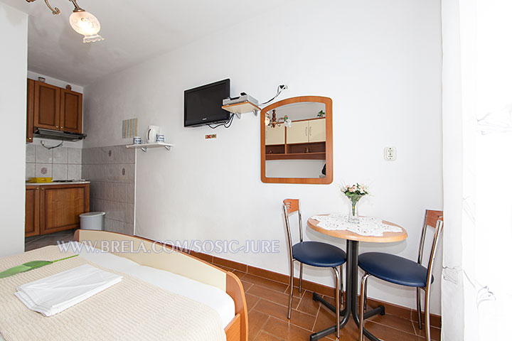 apartments Jure &Scaron;o&scaron;ić, Brela - TV, kitchen, mirror