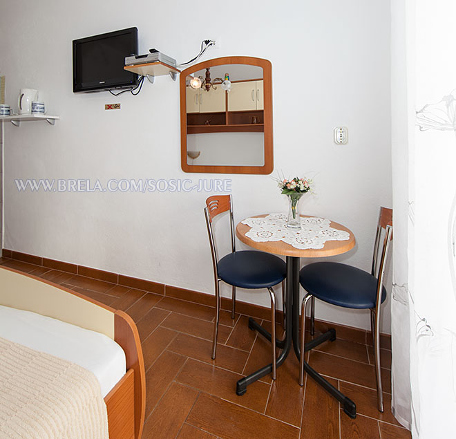 apartments Jure &Scaron;o&scaron;ić, Brela - dining table