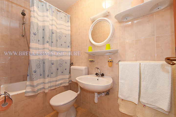 apartments Jure &Scaron;o&scaron;ić, Brela - bathroom