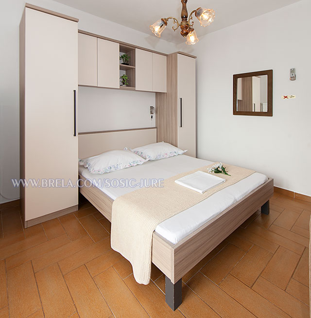 apartments Jure &Scaron;o&scaron;ić, Brela - bedroom