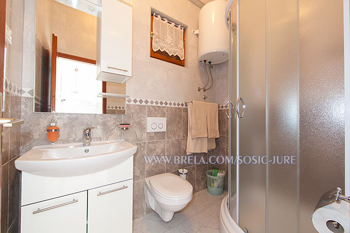 apartments Jure &Scaron;o&scaron;ić, Brela - bathroom