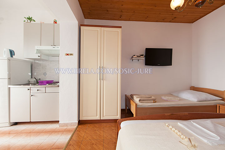 apartments Jure &Scaron;o&scaron;ić, Brela - bedroom, kitchen