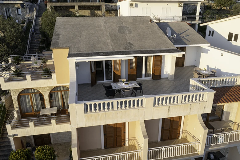 apartments kapetan Jure, Brela - aerial view