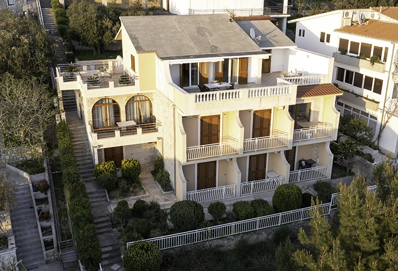 apartments kapetan Jure, Brela - aerial view of house